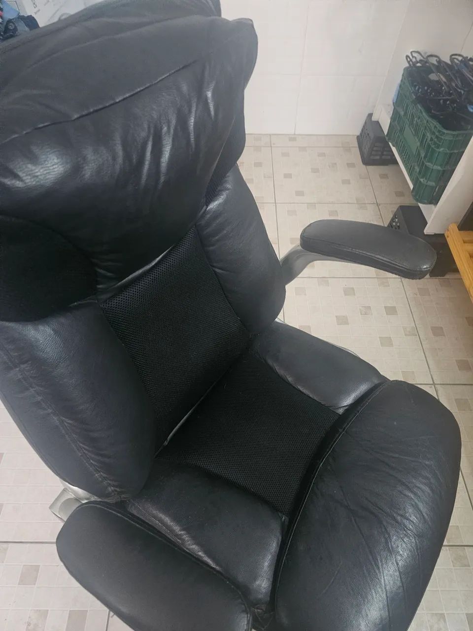 Cadeira escritório de courino preto - Foto 3
