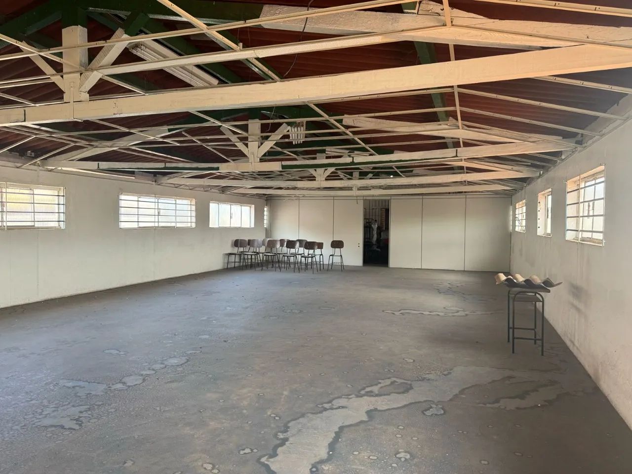 Prédio com salas e casa, no Bairro Colégio Batista