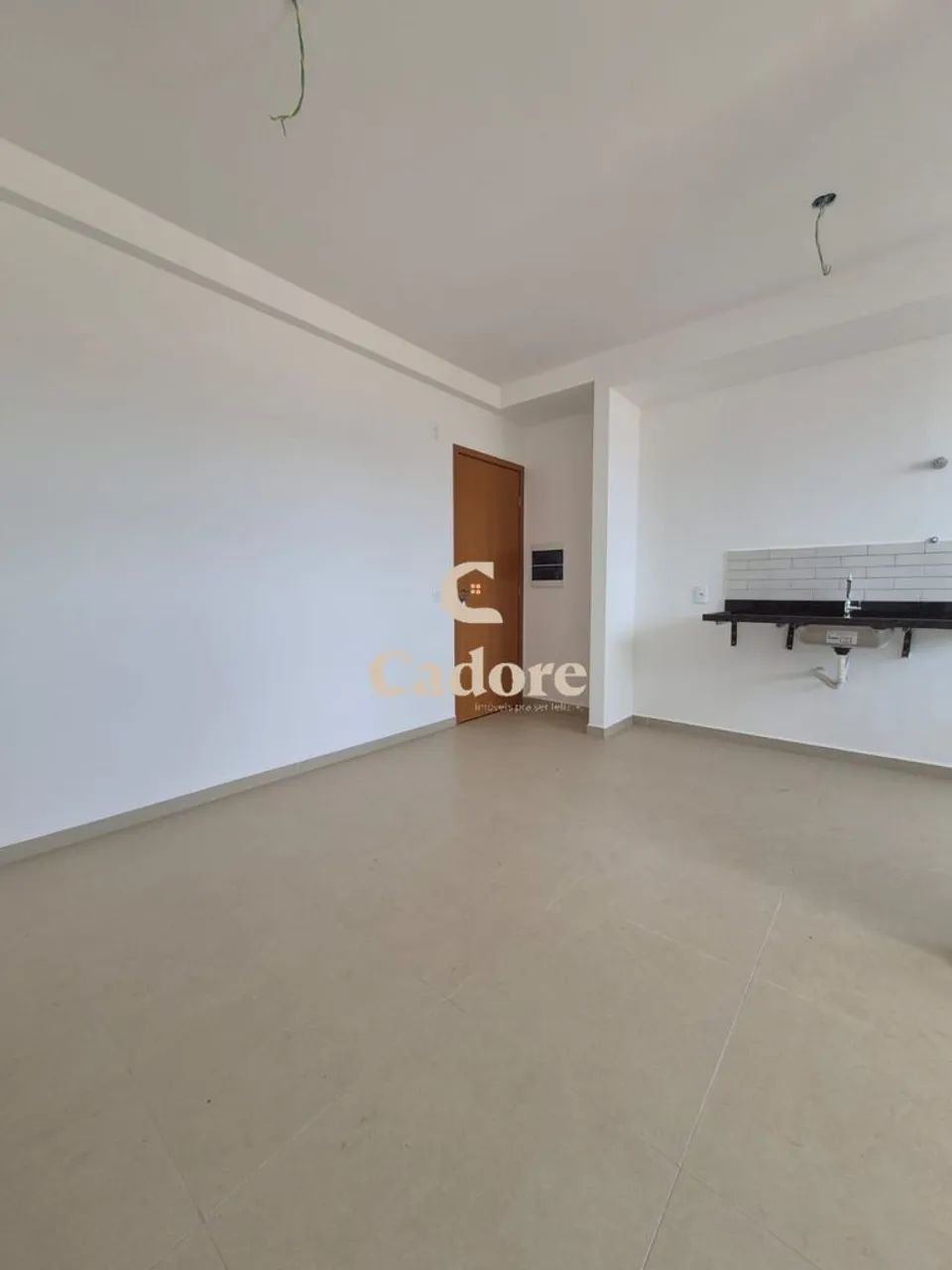Apartamento à venda no Jardim Holanda com 2/4 sendo uma suíte e elevador