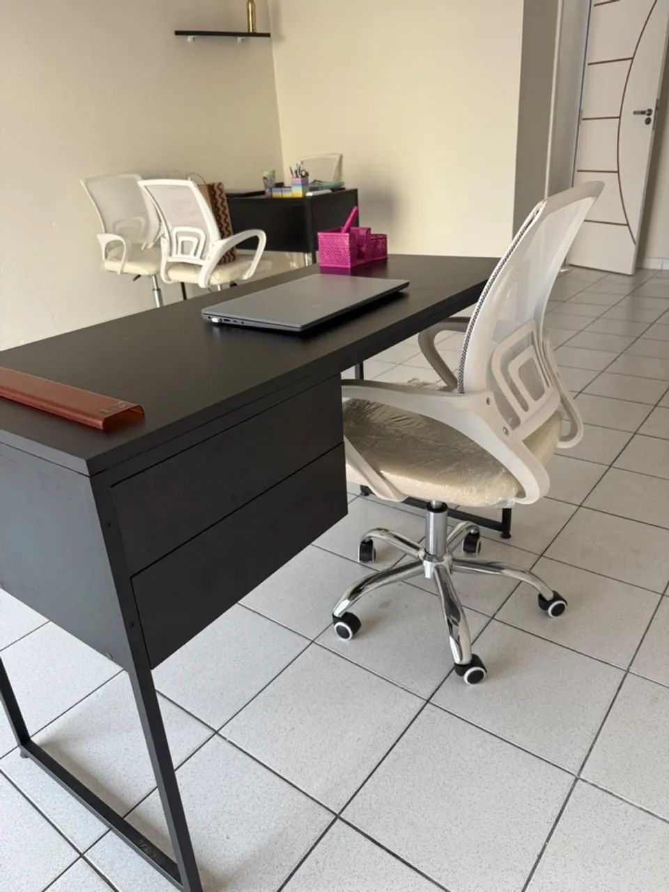 Mesa preta pra escritorio - Foto 2