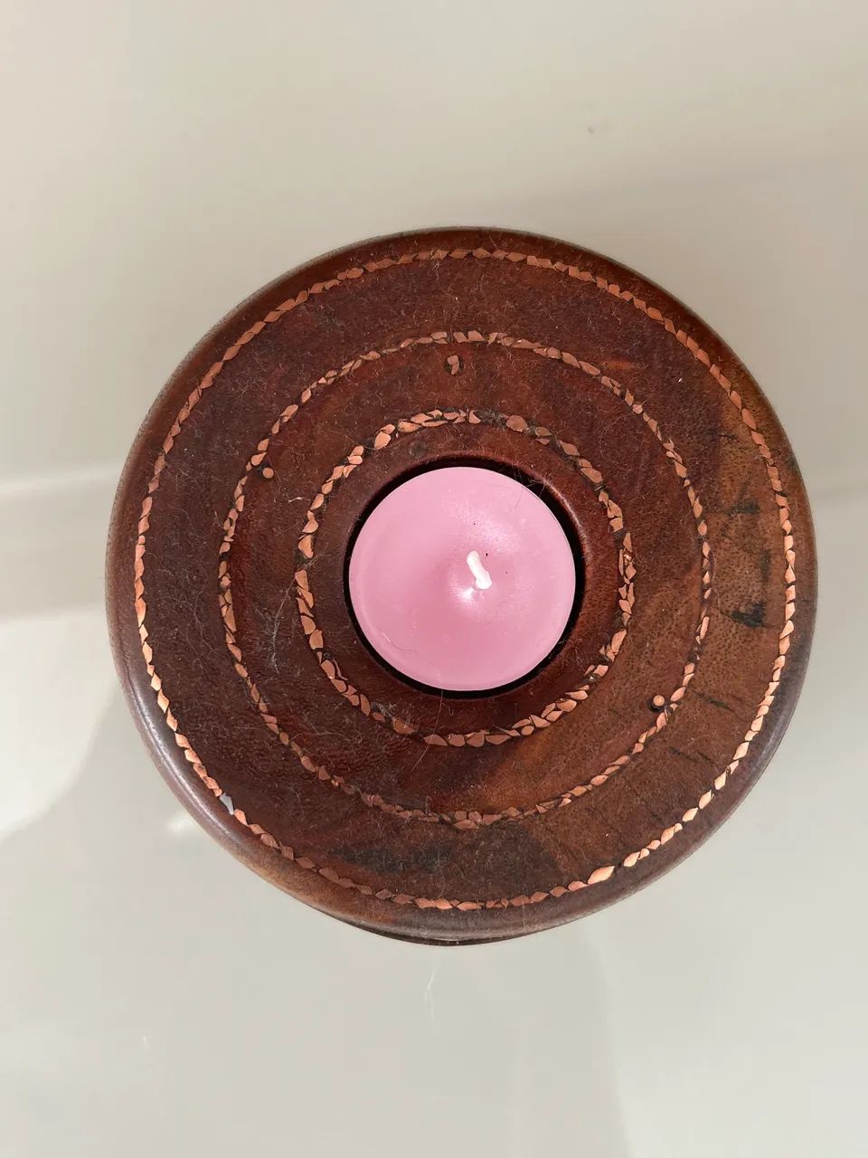 Porta velas artesanal em madeira com detalhe em cobre - Foto 2