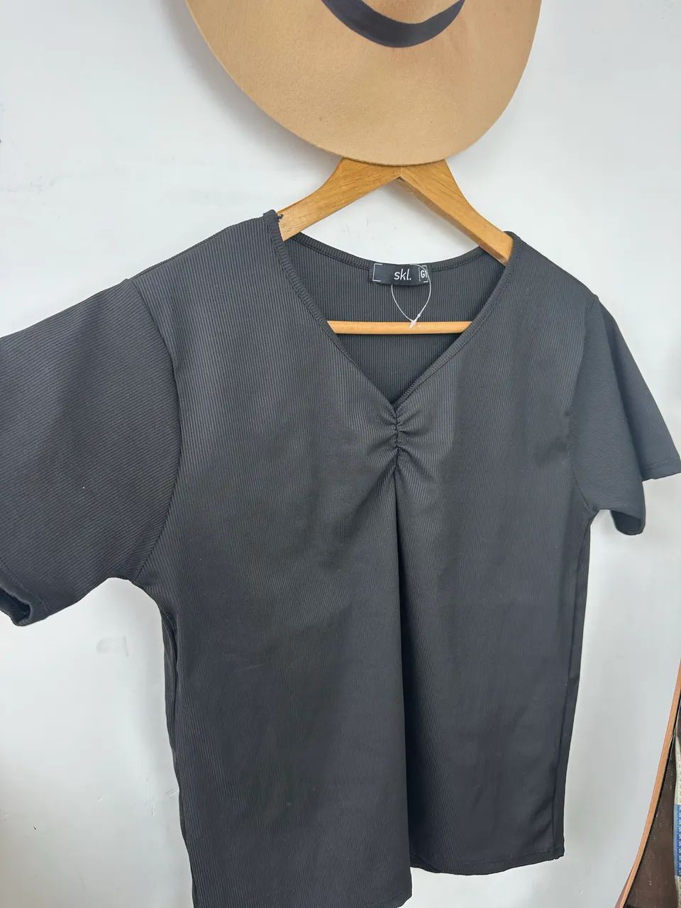 Lotinho com 2 blusas novas tam 46 - Foto 4