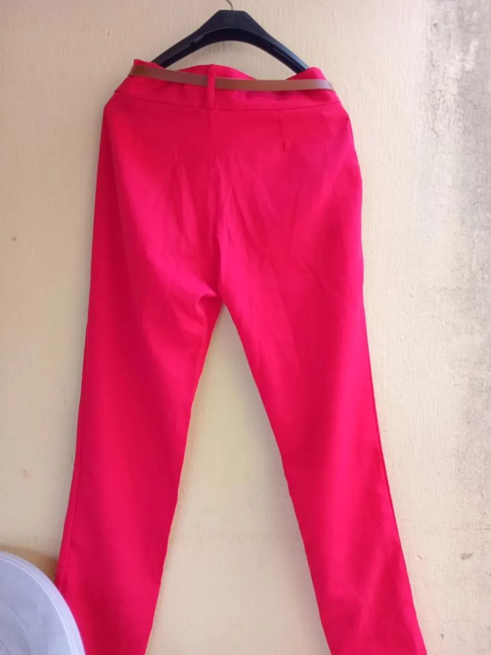 Vendo linda calça acompanha o cinto - Foto 2