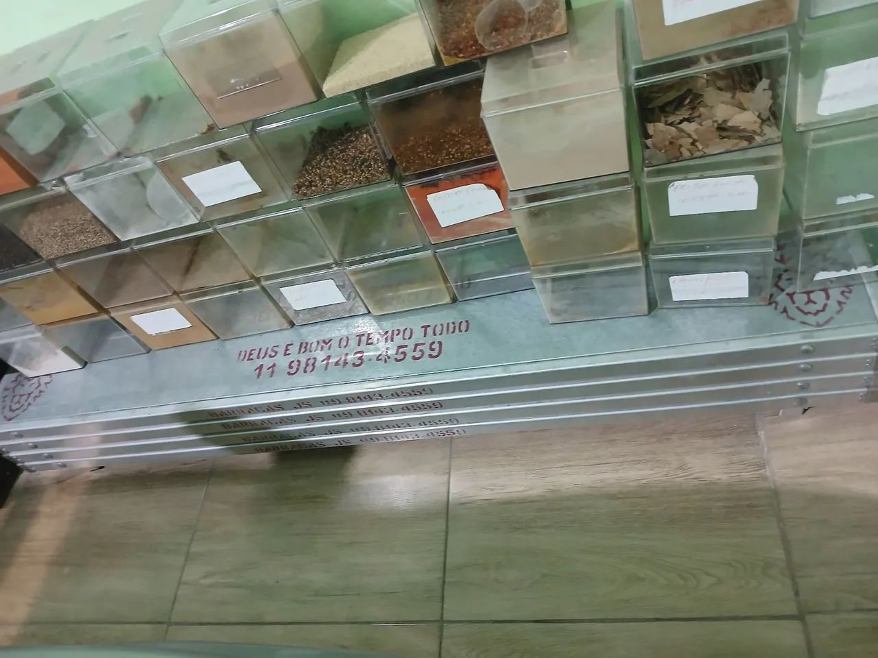 Escadinha para exposição para feirantes e mercearia e mercadinho
