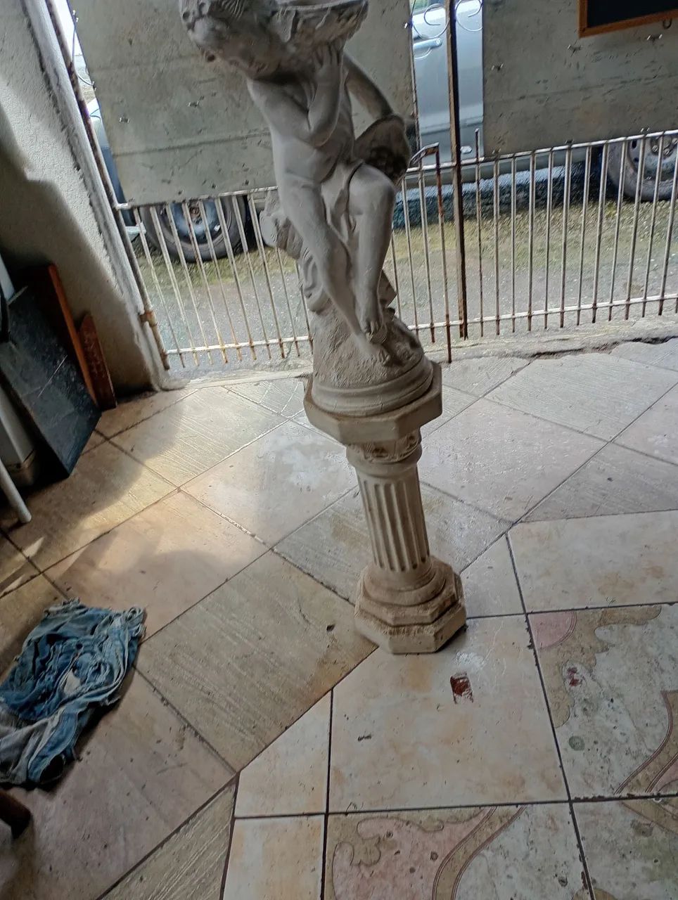Pedestal e estátua