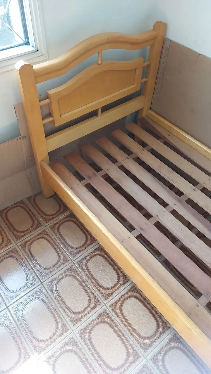 Cama em madeira maciça 