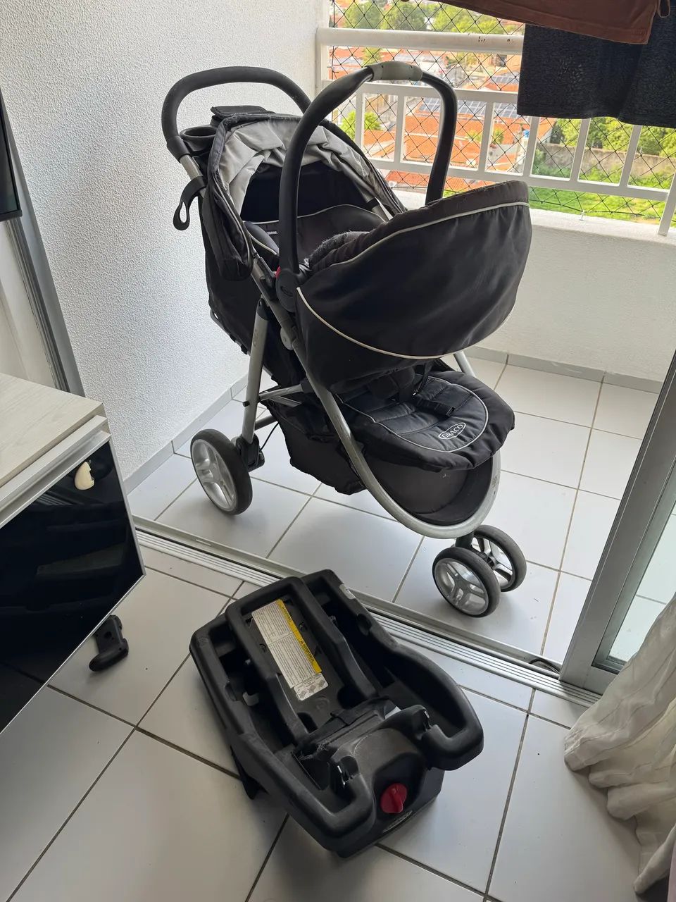 Carrinho de bebê com bebê conforto GRACO