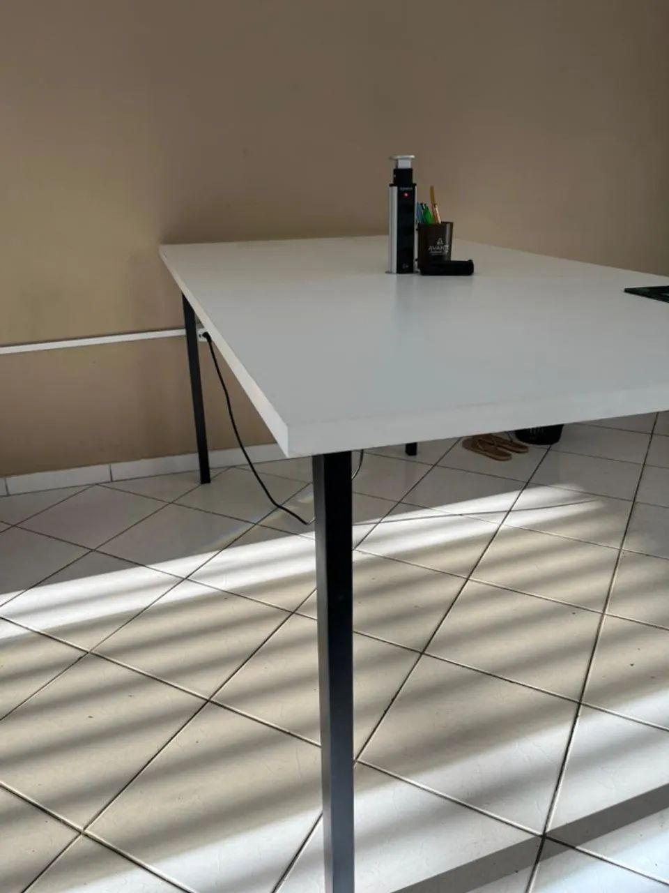 MESA IDEAL PARA ESCRITORIO EM MDF COM  TORRE DE TOMADAS CENTRAL - Foto 3