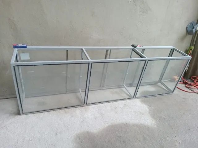 VITRINE EM FERRO E VIDRO