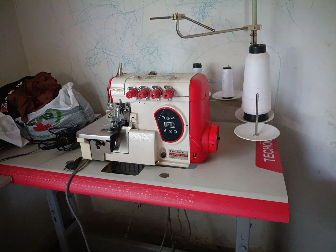 Máquina overloque 