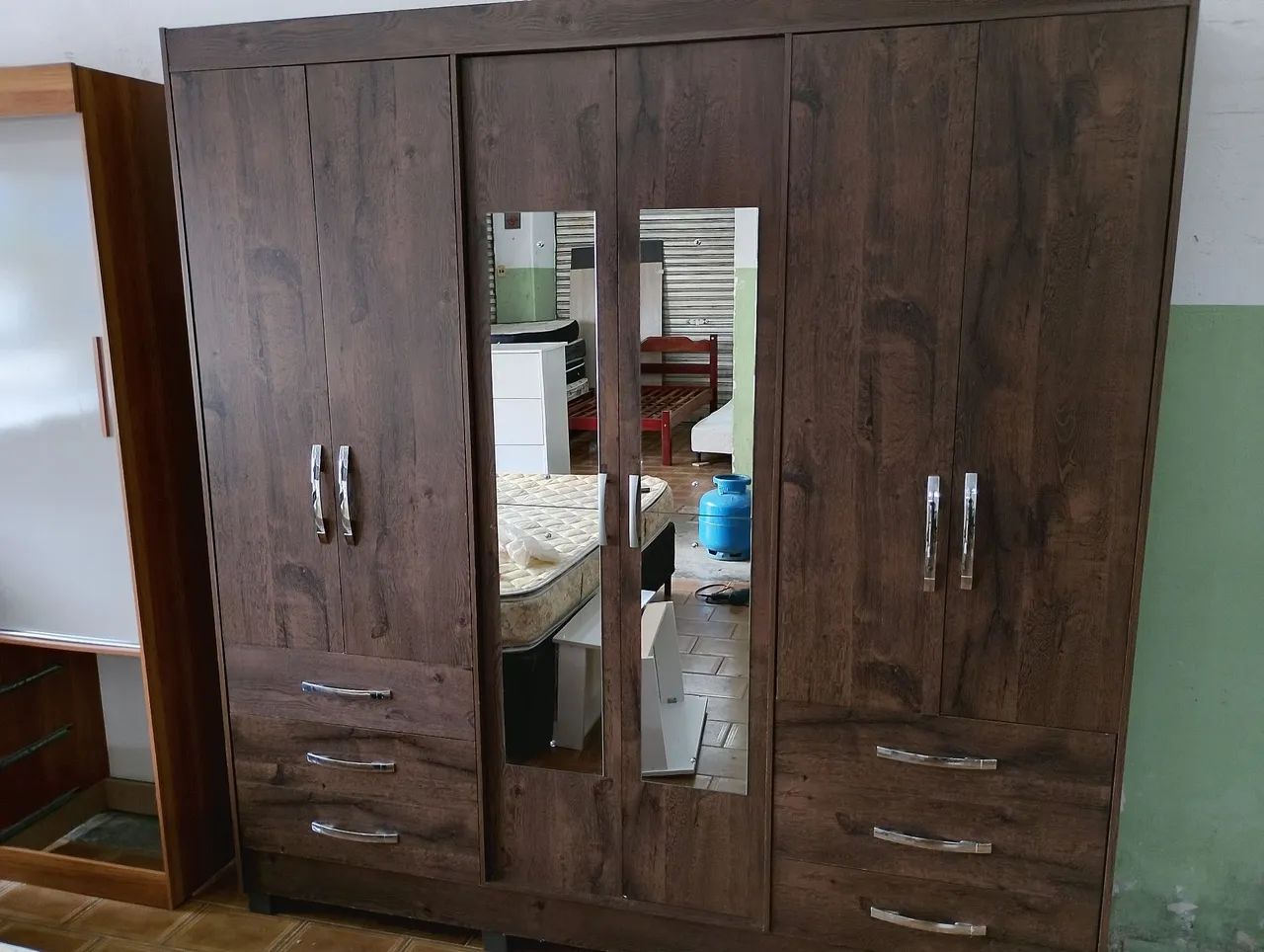 Guarda roupa enorme com espelhos 