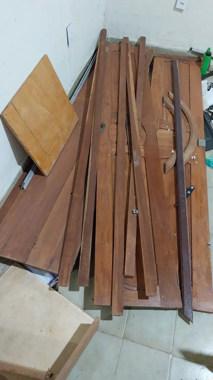 Vendo essas peças de madeira ,para reaproveitar. 