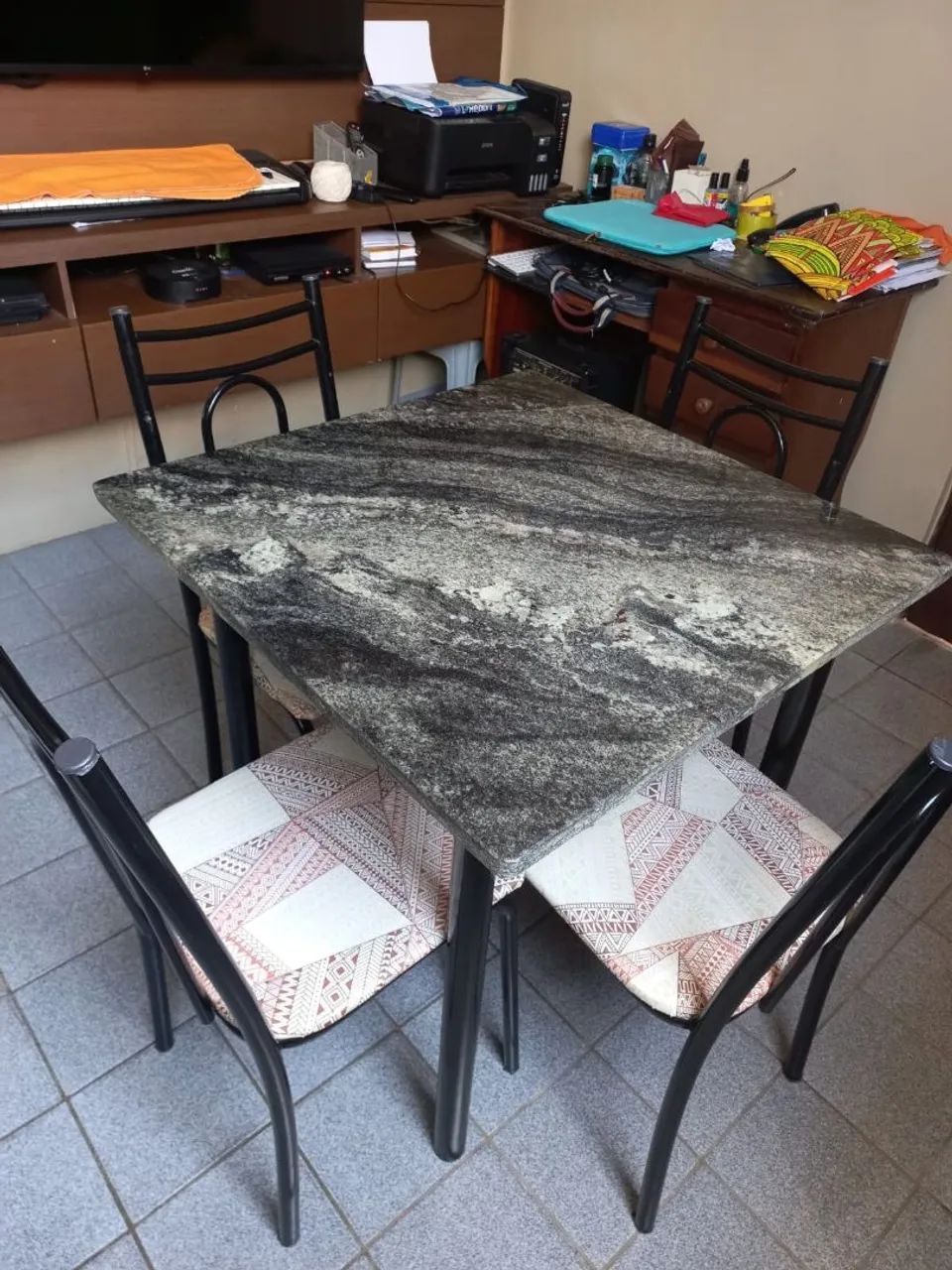Mesa com 4 cadeiras