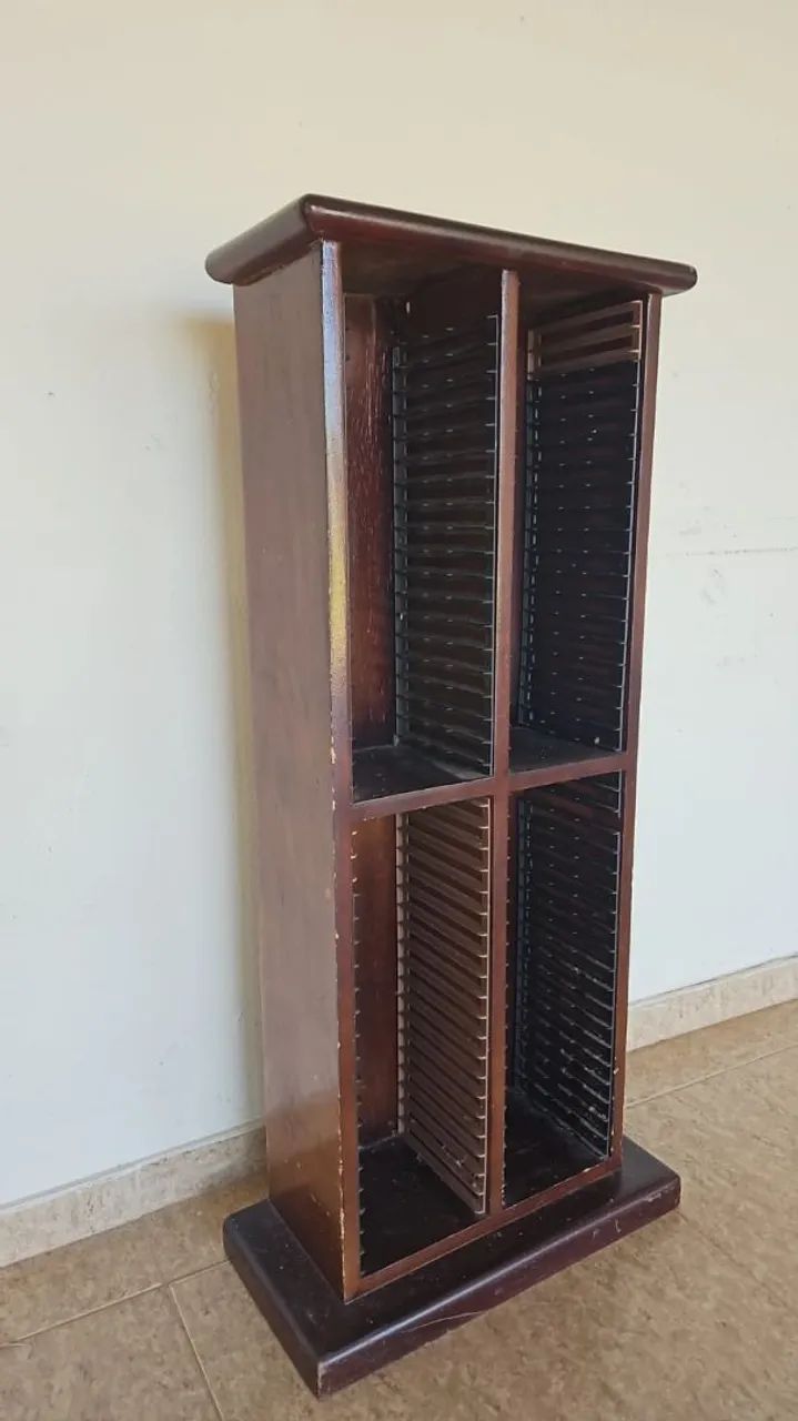 (Retirada somente em Brasília) Porta CDs de Madeira com para 70 cds . - Foto 3