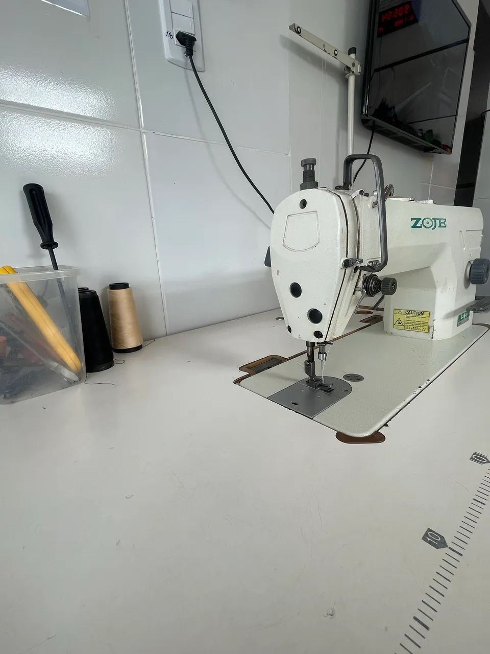 Máquina de Costura Reta Zoje - Foto 2