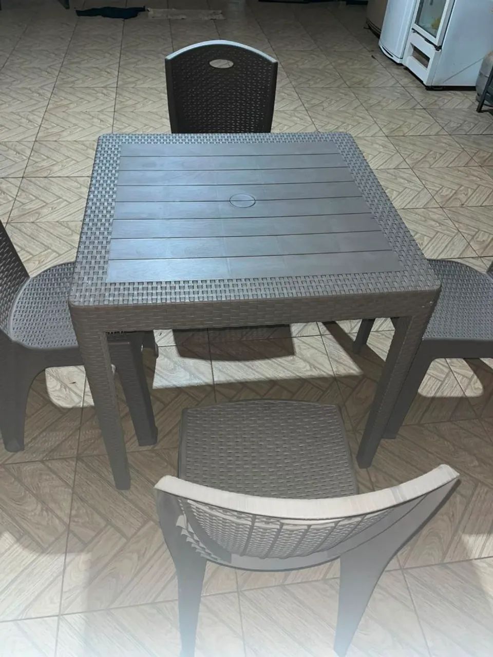 Vendo 03  jogos de mesas  com 4  cadeiras 