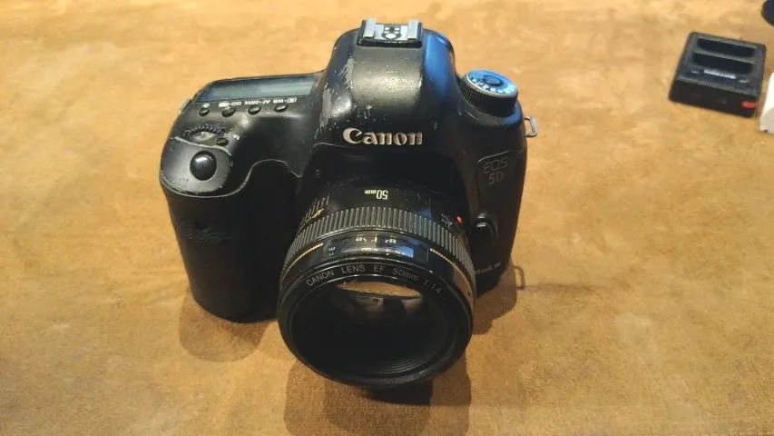 Canon EOS 5D Mark III + Lente EF 50mm f/1.4 USM + Caixa e