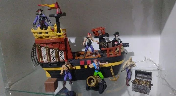 Barco pirata, + bonecos e acessórios 