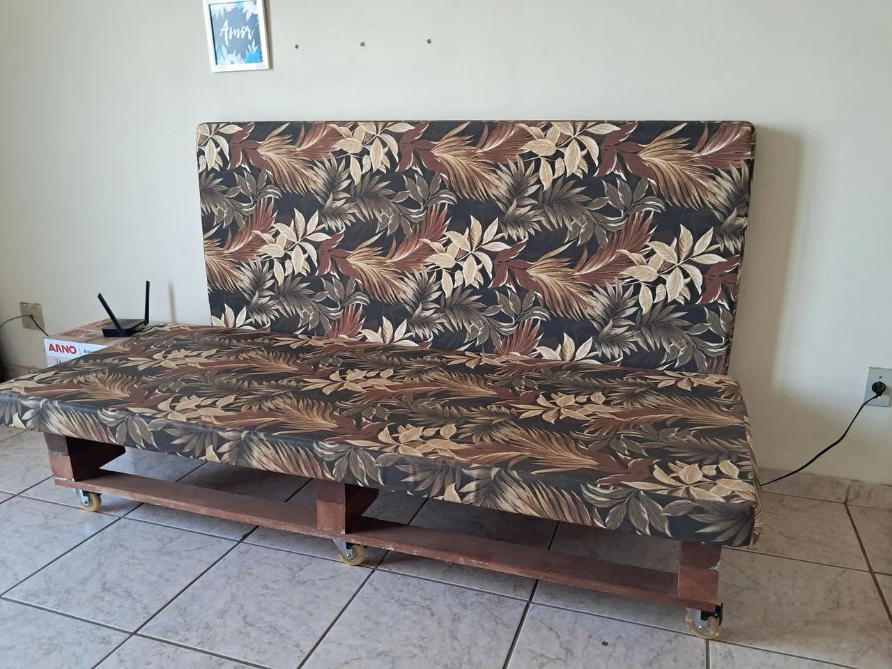 Sofá de madeira para área externa + 2 estofados impermeáveis - R$ 250 - Foto 4