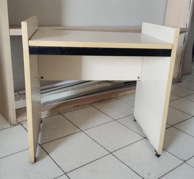 Mesinha Multiuso Compacta - Ideal para Estudos ou Escritório