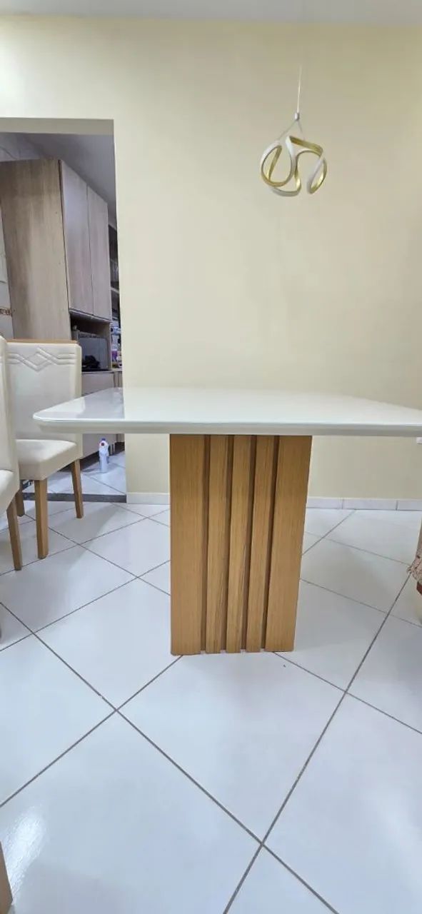 VENDO CONJUNTO DE MESA COM 4 CADEIRAS SEMI NOVA   - Foto 2