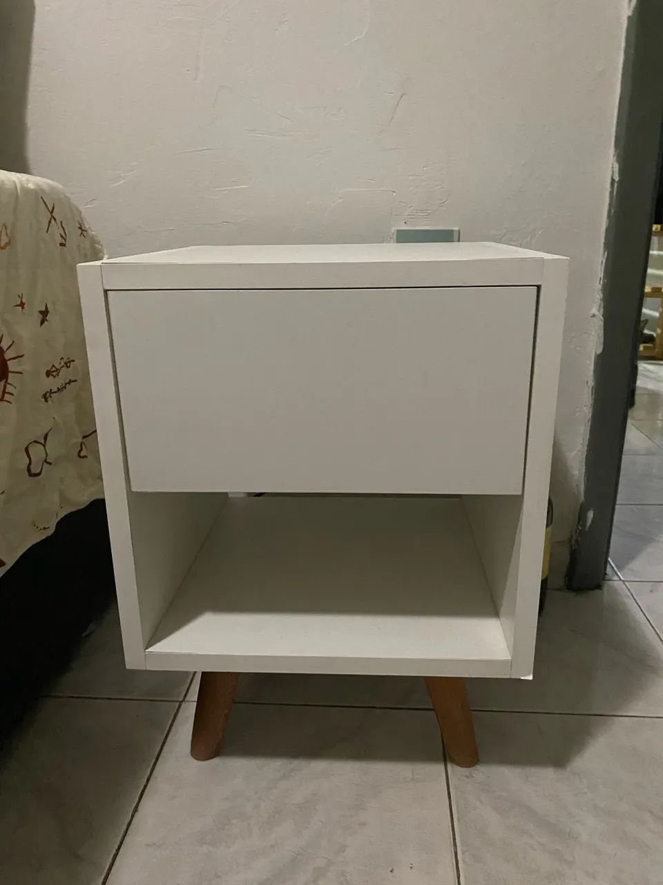 Mesa de cabeceira com gaveta secreta