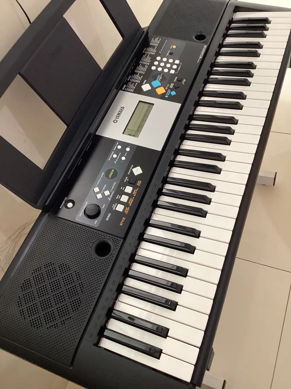 Teclado Yamaha PSR E223 + Brindes - Foto 3