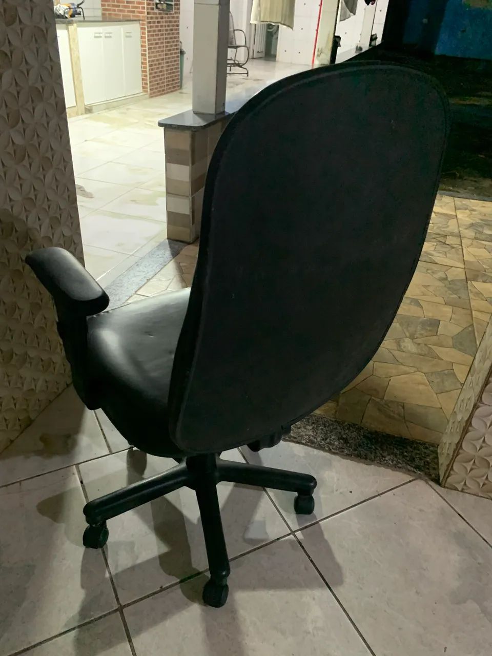 Cadeira ergonômica escritório com ajustes de braço e altura.  Confortável de couro - Foto 3