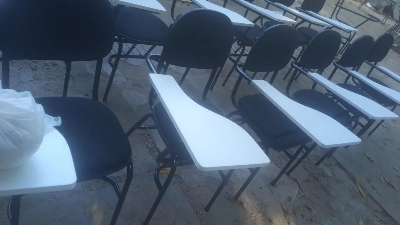 Cadeira escolar almofadada com braço em mdf 