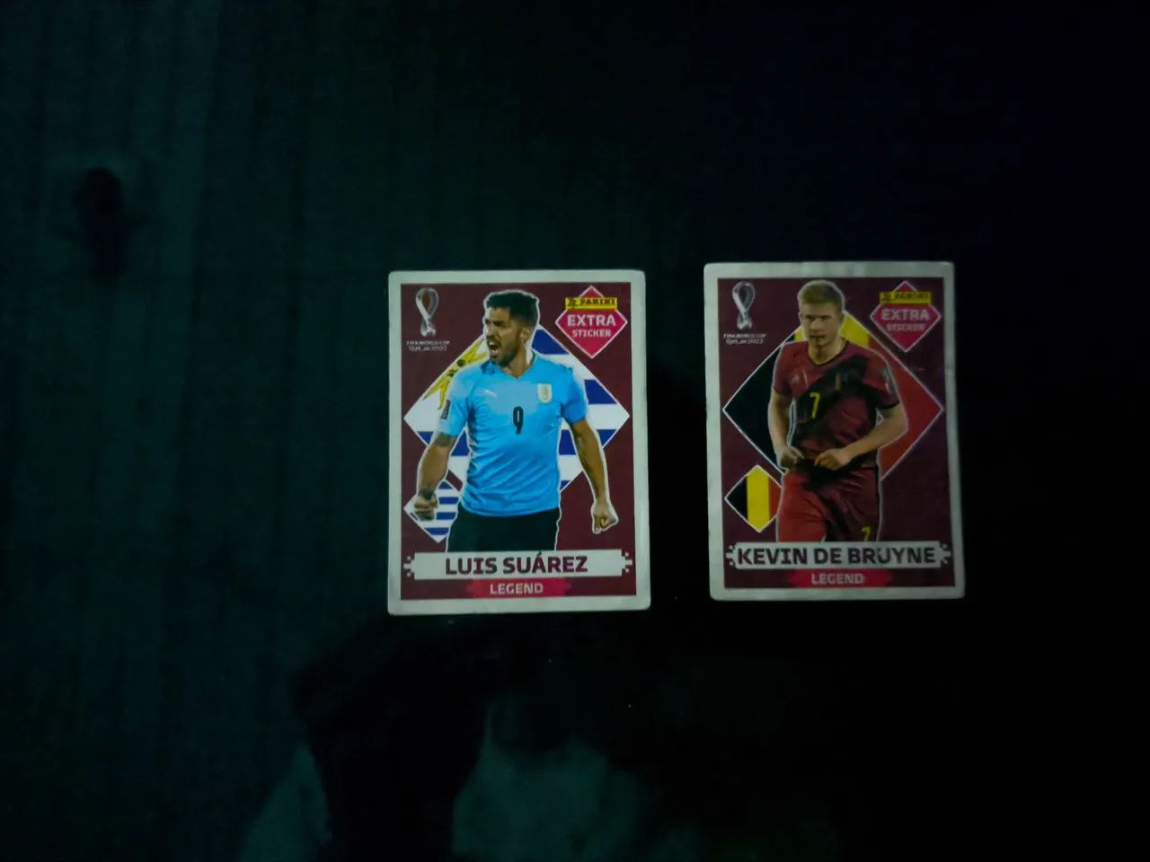 2 Figurinhas Extra Legend Vermelhas Qatar 2022 - De Bruyne e Suárez