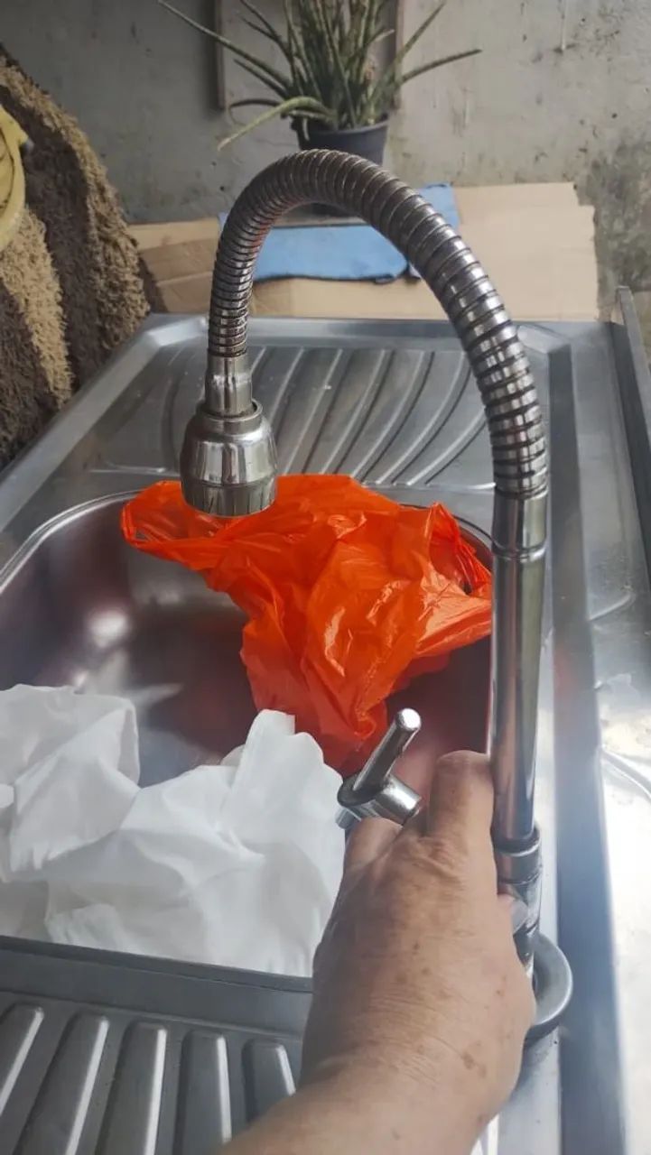 Pia com inox  com torneira e cuba junto  - Foto 2