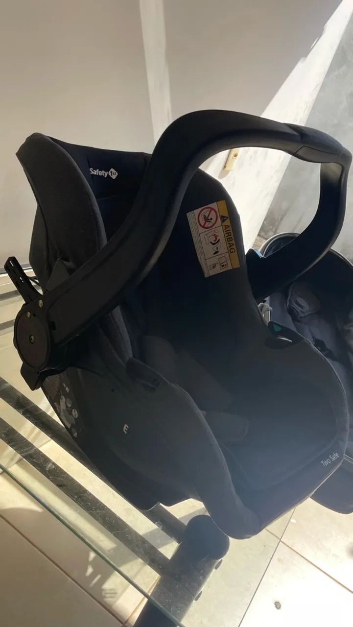 Carrinho de bebê e bebê conforto 