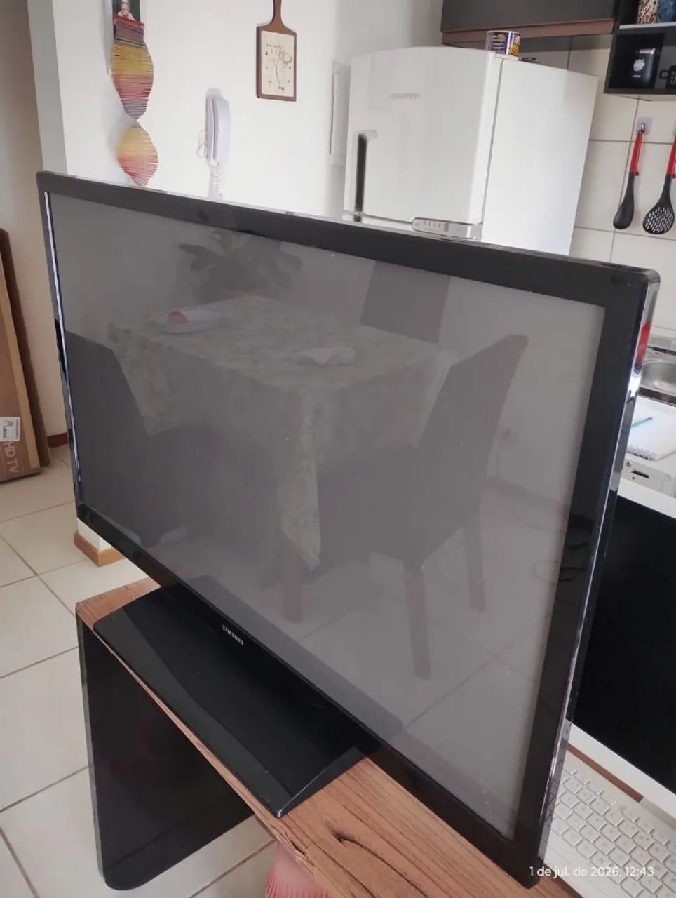 Vendo uma tv 42 polegadas. Não é smart vai junto o aparelho. Estou vendendo por 480,00