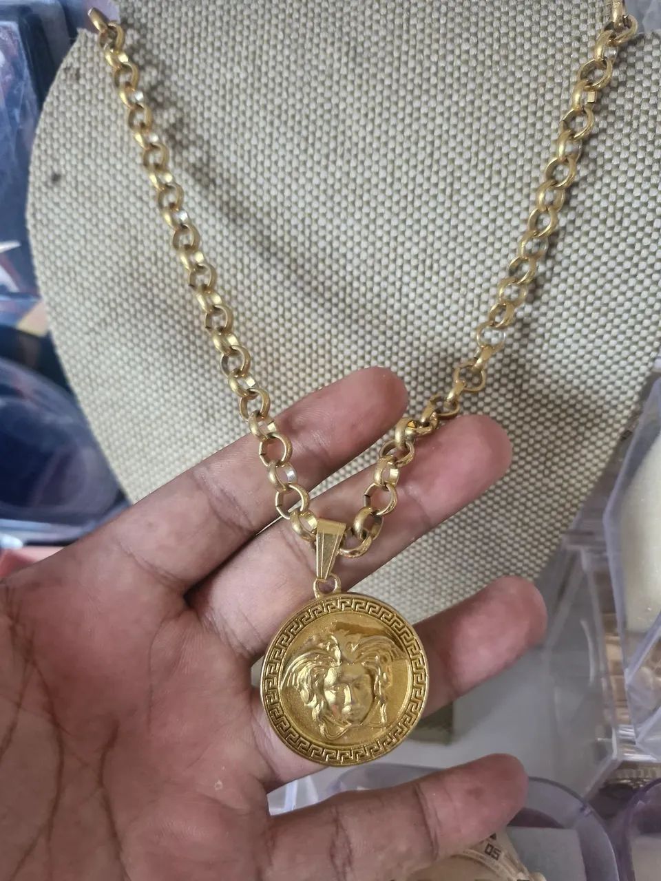 Cordão versace feminino 