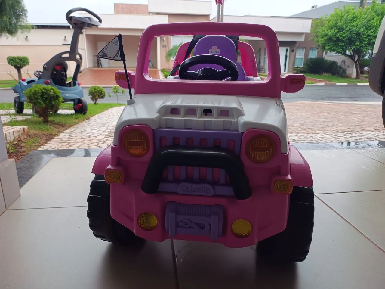 Carrinho de passeio infantil Jeep Calesita rosa com pedais - Foto 6