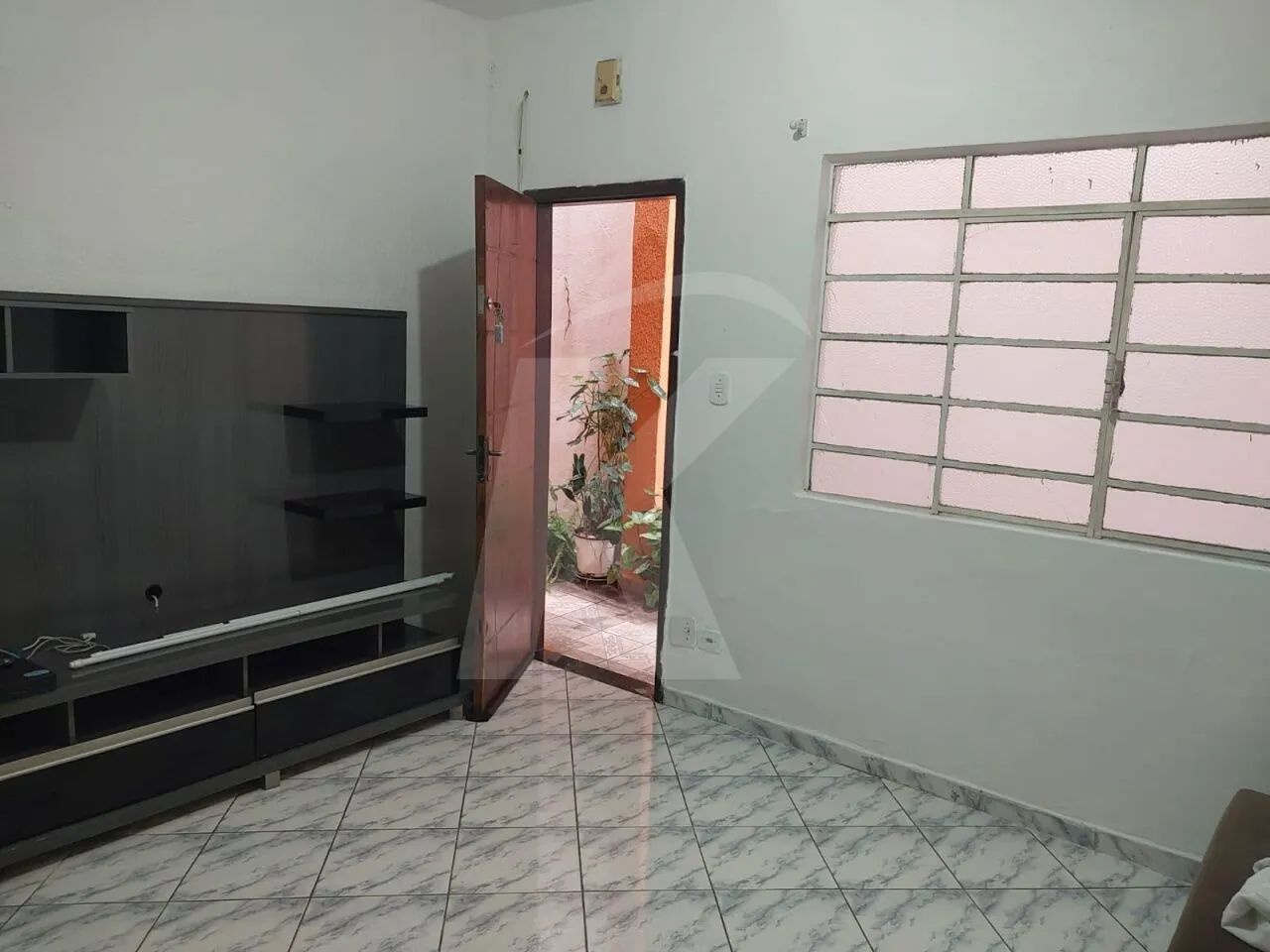 Casa com 2 quartos, sala, cozinha, banheiro e área de serviço.