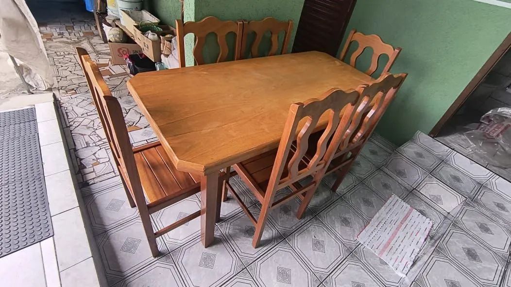 Mesa com 6 cadeiras de Madeira maçissa 