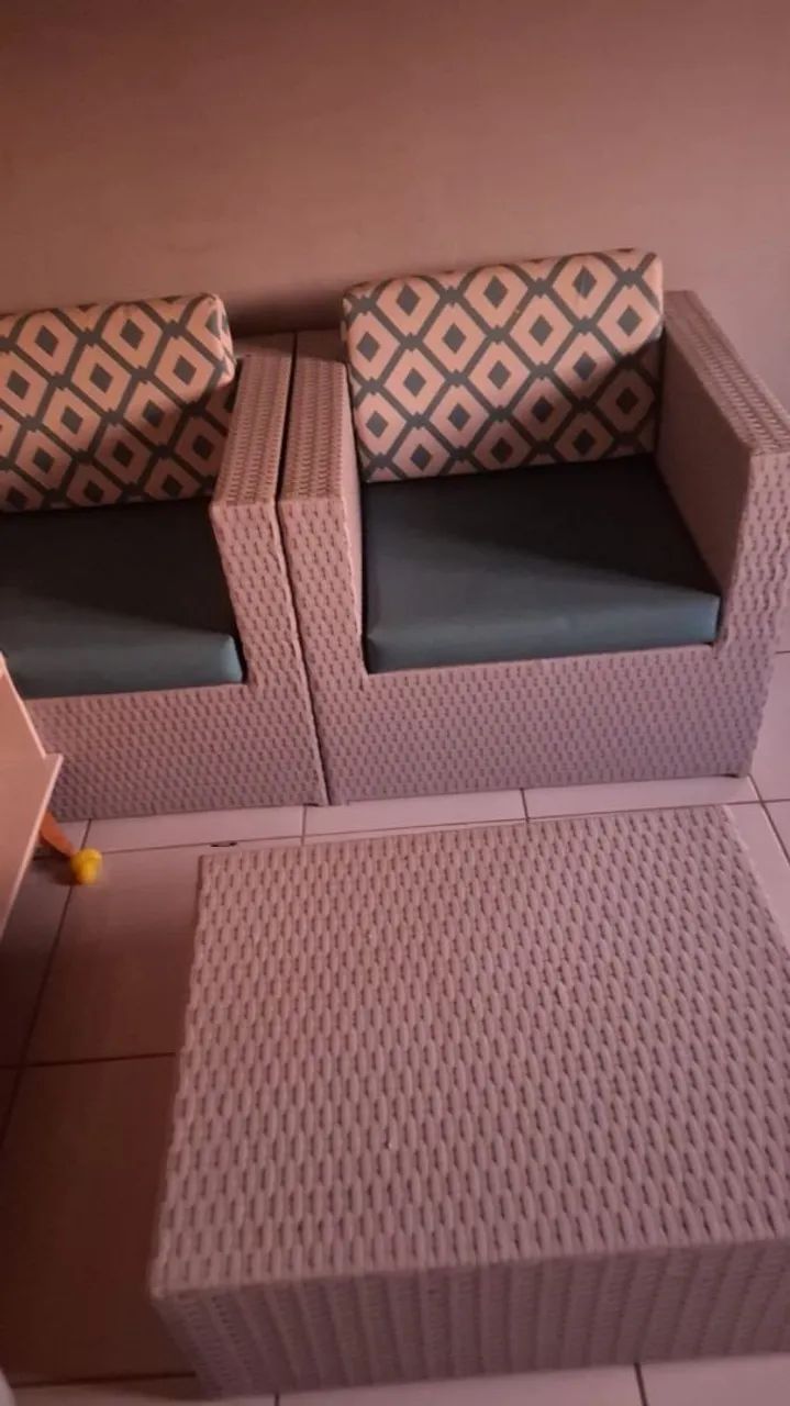 Sofá três lugares 2 poltronas e uma mesa de centro65746287654914120