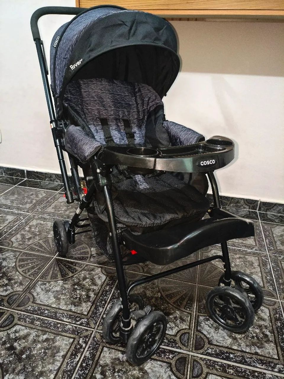 Carrinho de bebê Cosco reverse com bebê conforto 