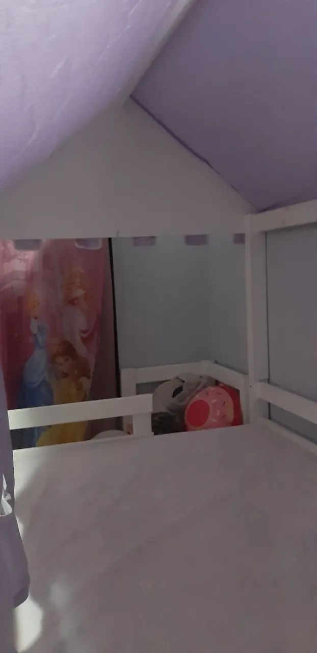 Cama elevada com escada, telhado e toca