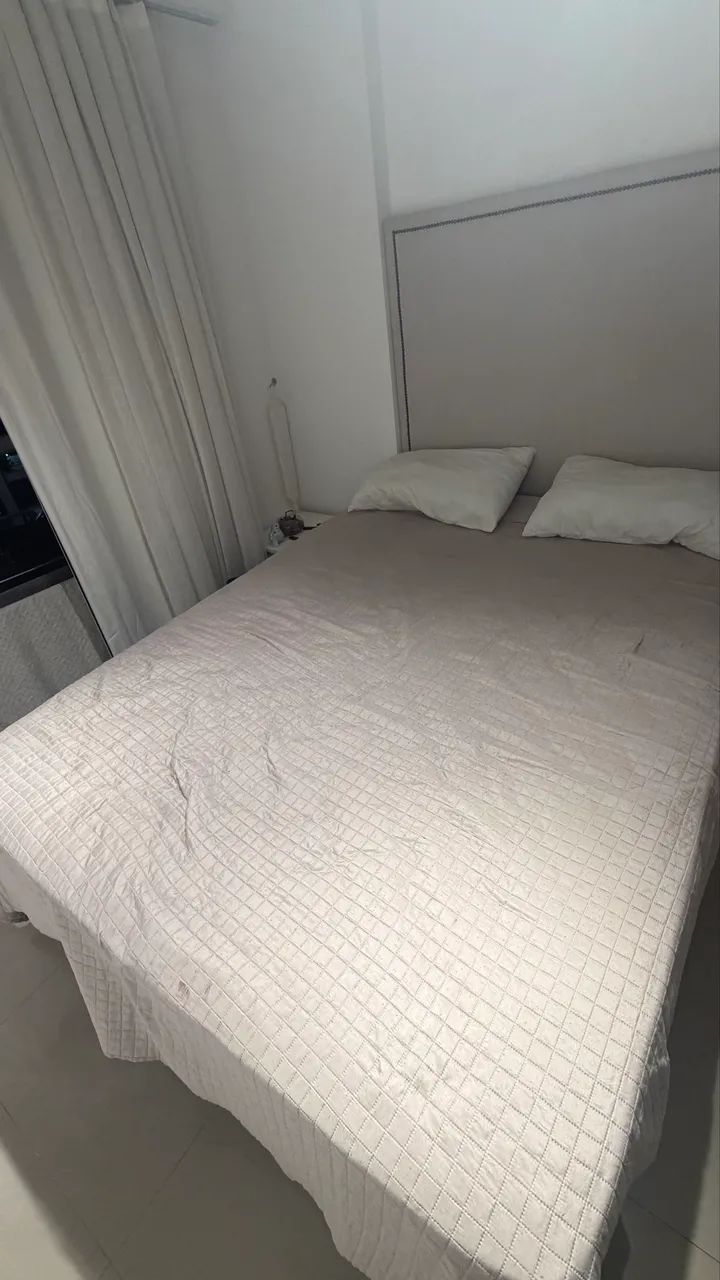 Cama com cabeceiras de tecido
