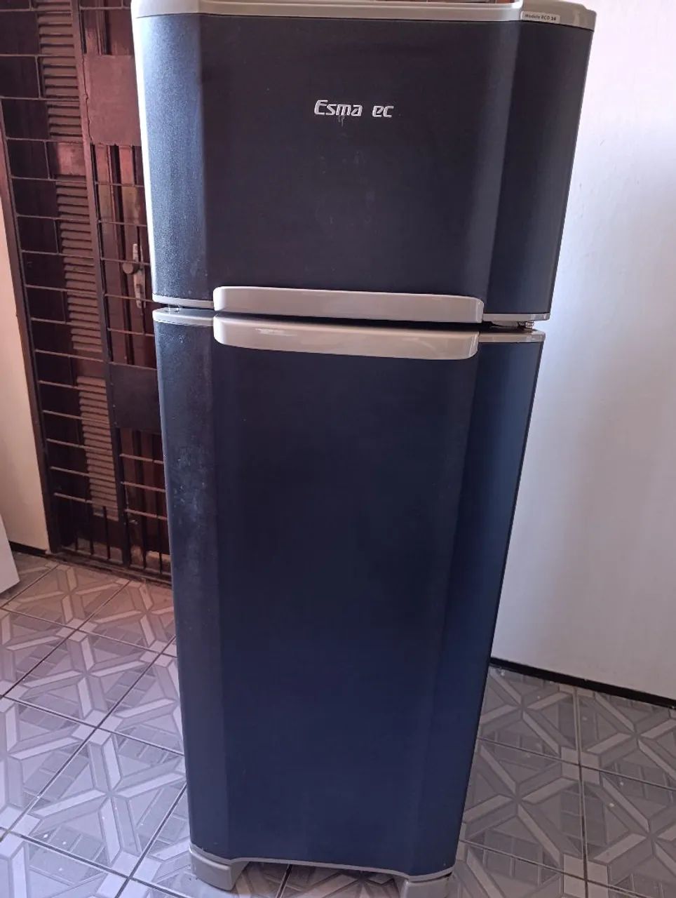 Geladeira Eletrolux Duplex 276 litros preta