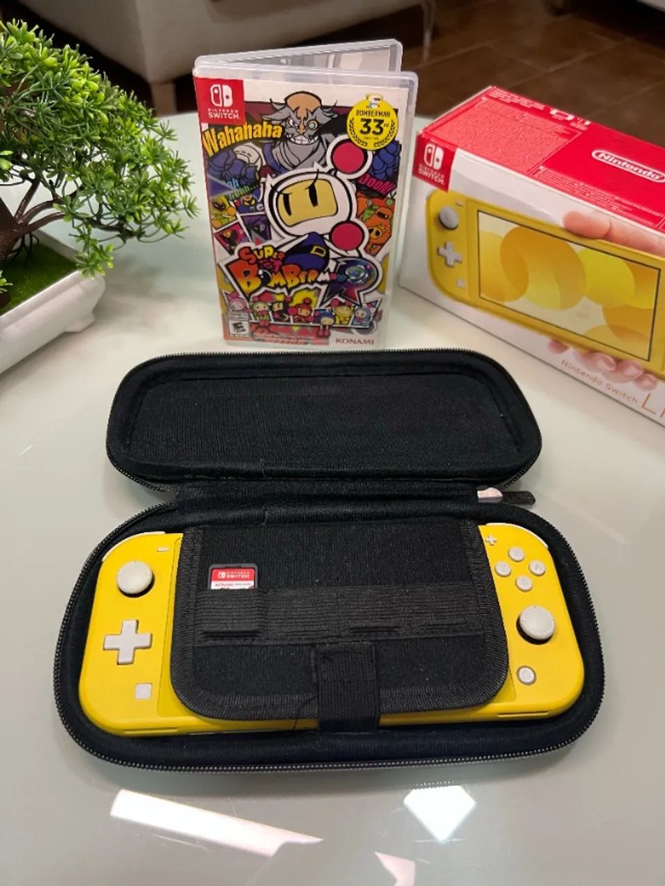 Nintendo Switch Lite Amarelo Com Caixa, Case e Super Bomberman