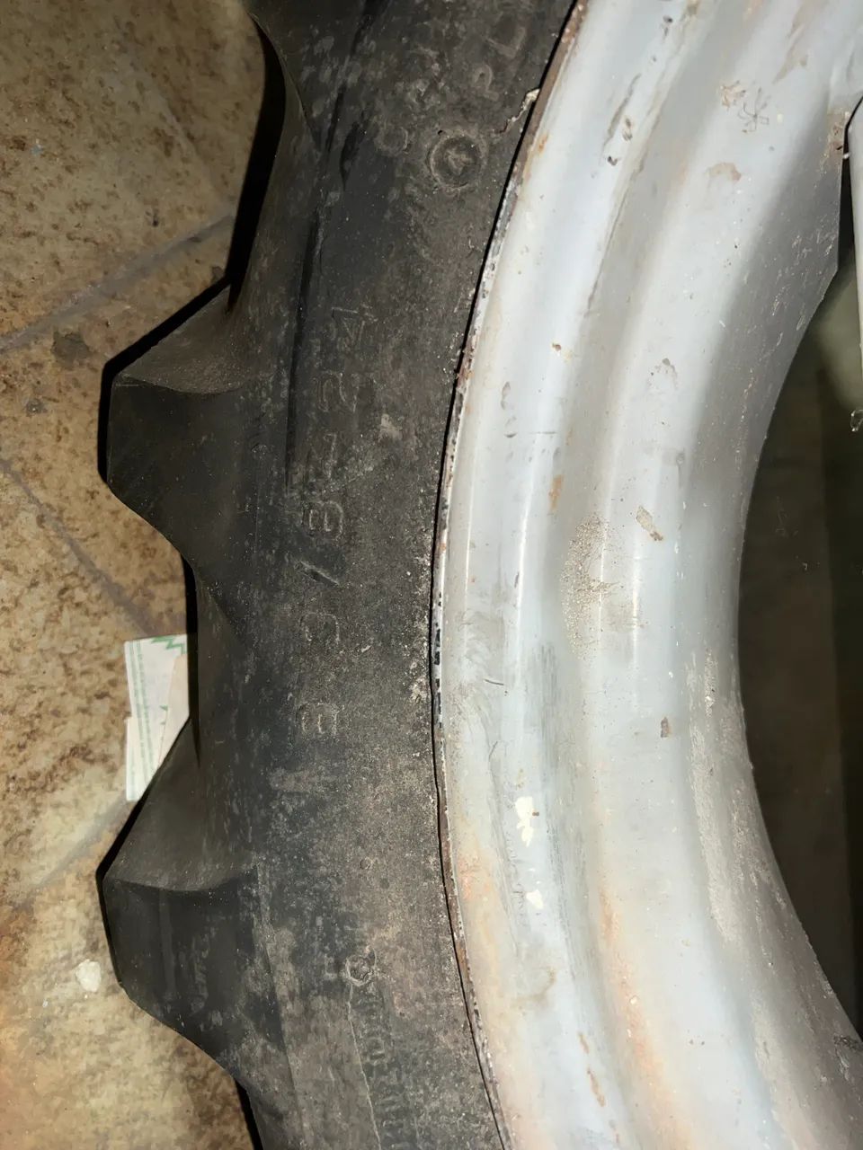 Roda de trator com pneu - Foto 3