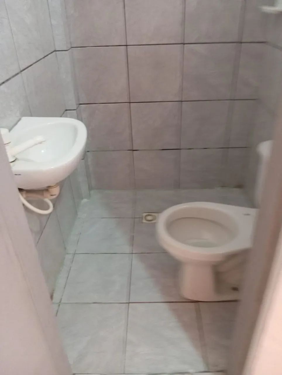 Alugo kitinet com sala quarto banheiro cozinha ária  - Foto 2