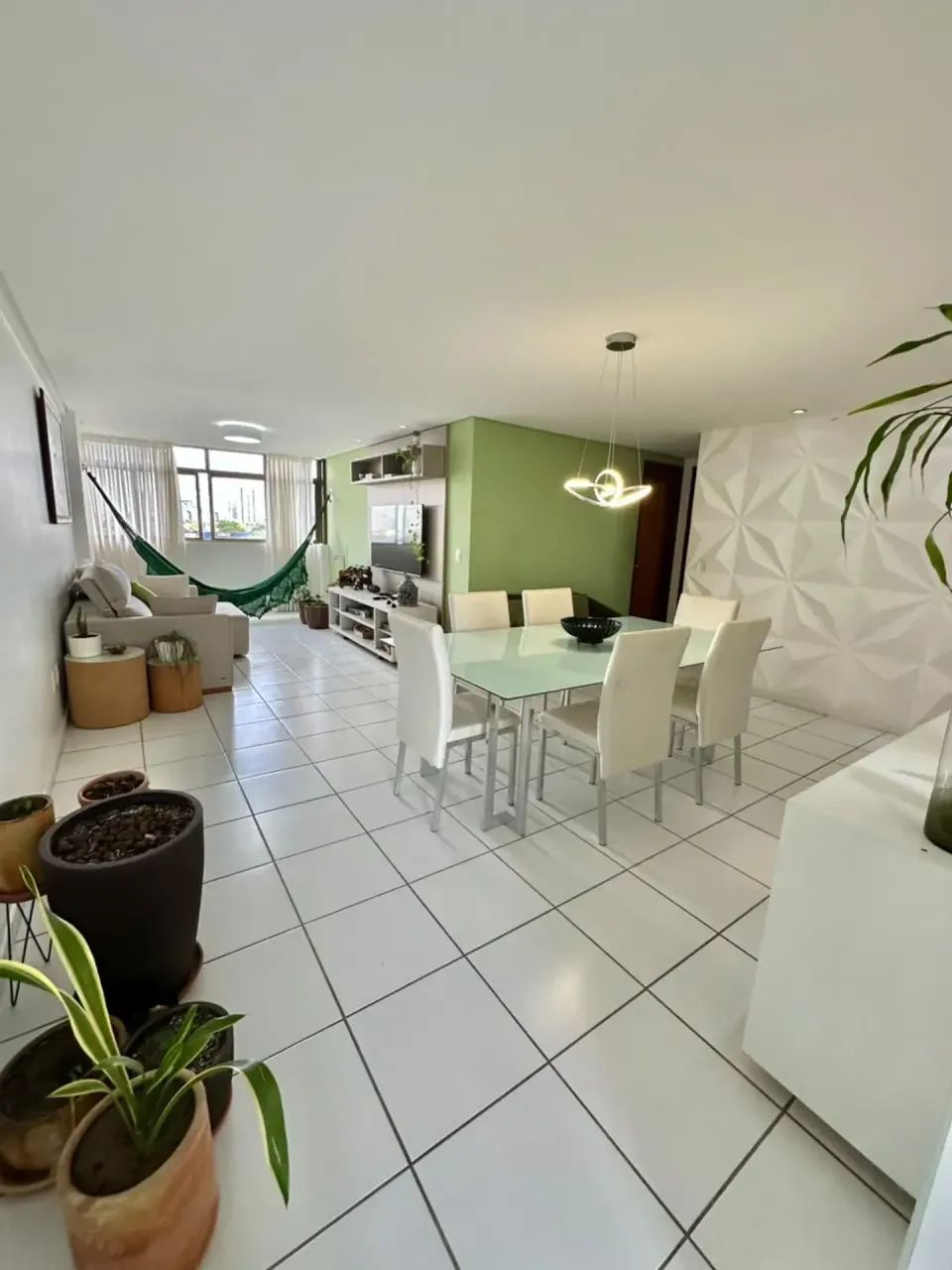 Apartamento espaçoso, com 3 quartos e 2 vagas, perto de tudo