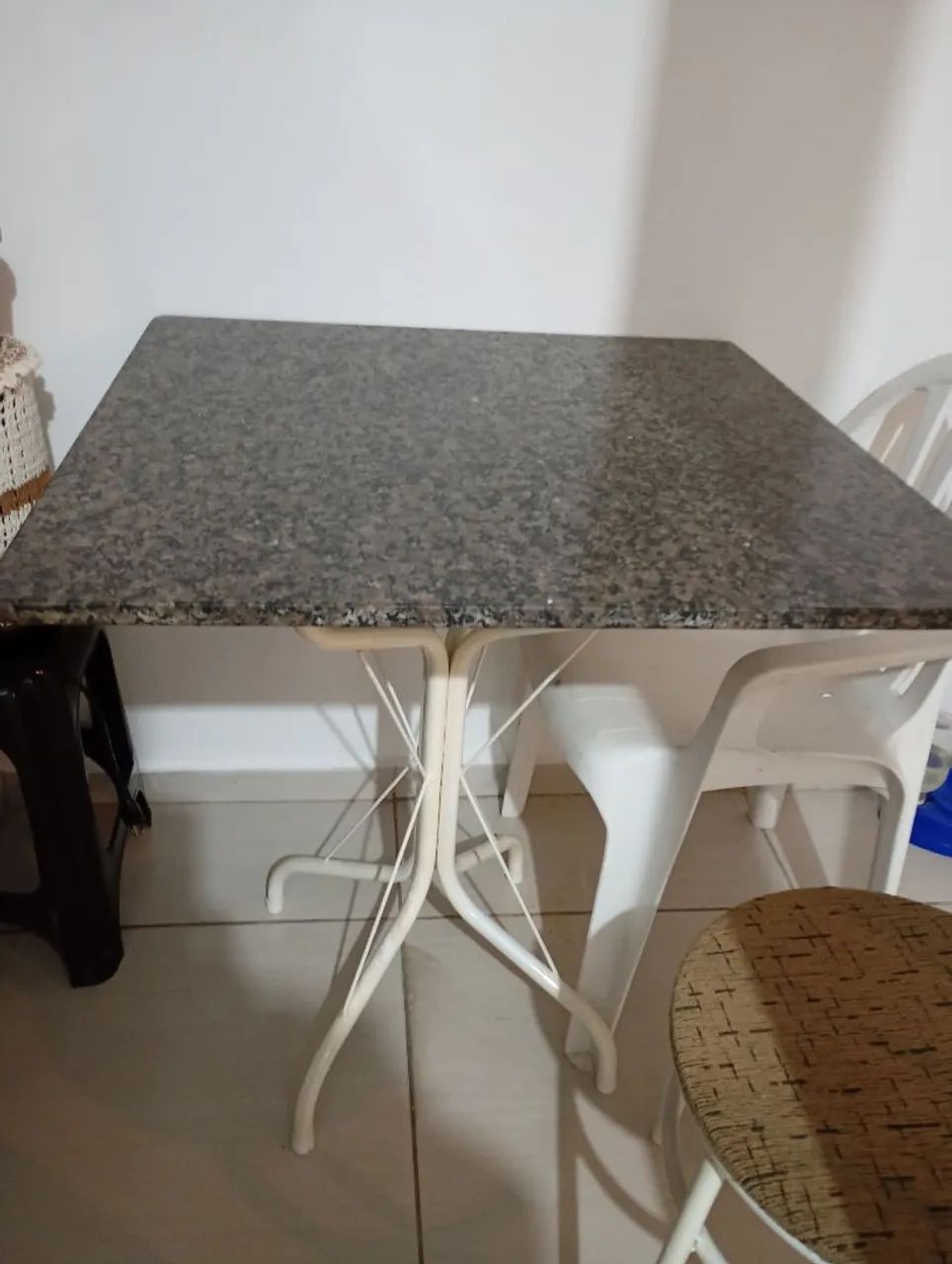 Mesa mármore com 3 cadeiras 
