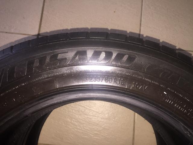 Vendo 1 par de pneus Toyo versado 235/60R18