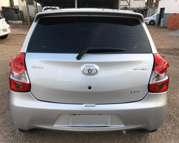 Etios Hatch X 1.3 Completo Super Conservado - Foto 12