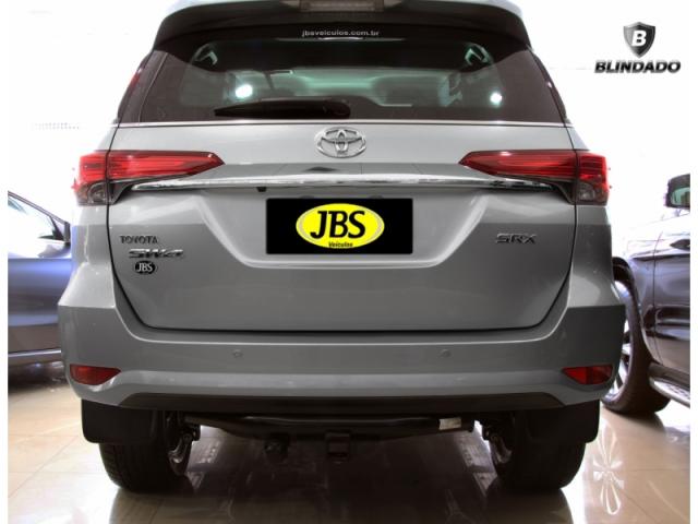 TOYOTA HILUX SW4 2.8 SRX 4X4 7 LUGARES 2017 - Foto 2